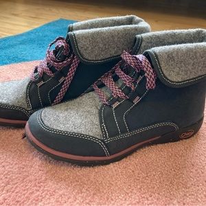 {Chaco} Barbary Chukka Boots in Blue Steel (Blue/Pink with fold-down wool)